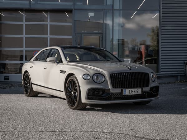 Bentley Flying Spur Hybrid, Blackline, B&O Audio, Lasikatto, Suomi-auto