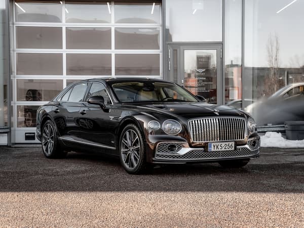 Bentley Flying Spur Hybrid, Tehdastakuu, 1-omisteinen, Comfort-varustelu, Flying B-keulakoriste