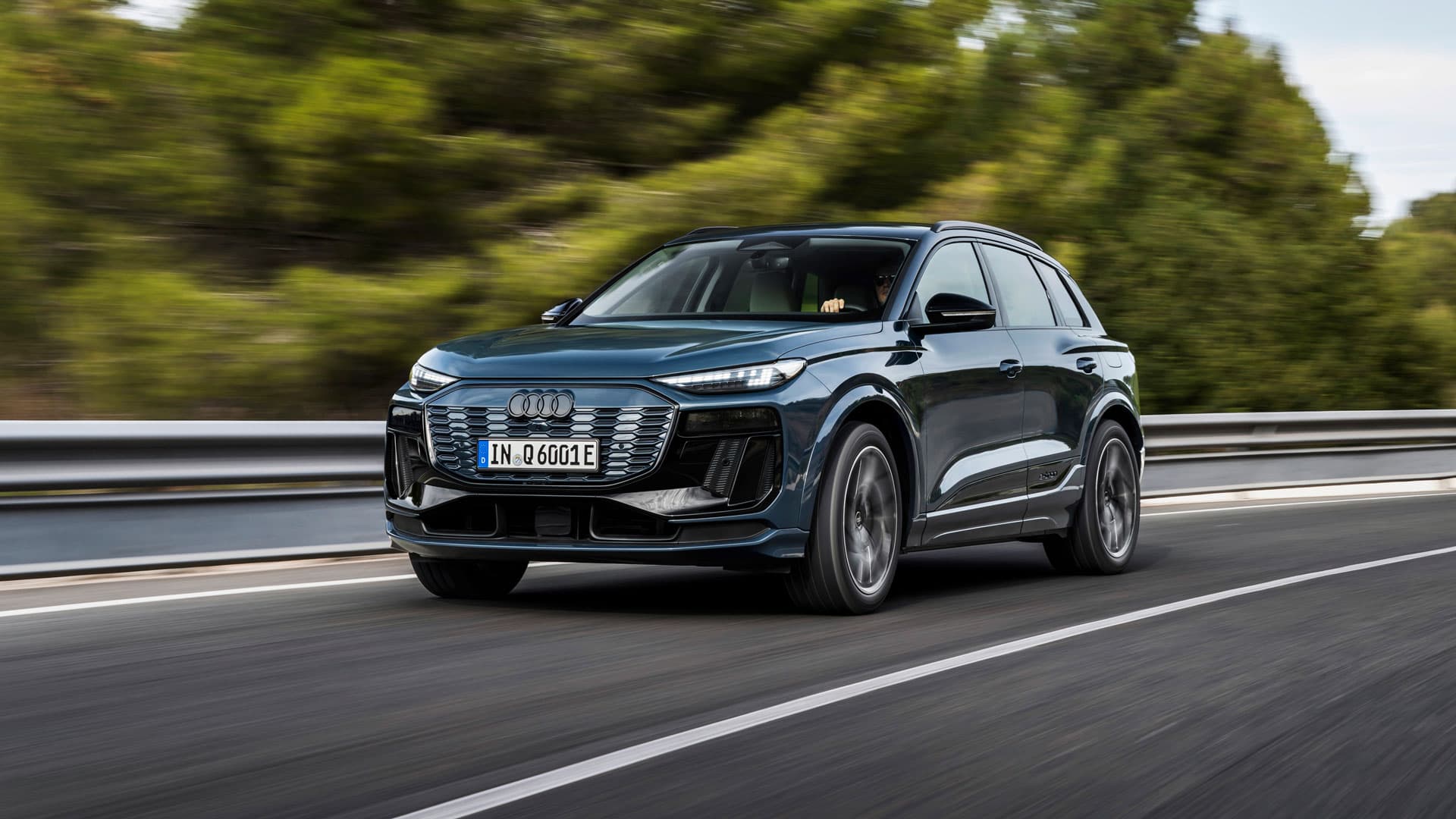 Audi Q6 vauhdissa edestä sivulta kuvattuna