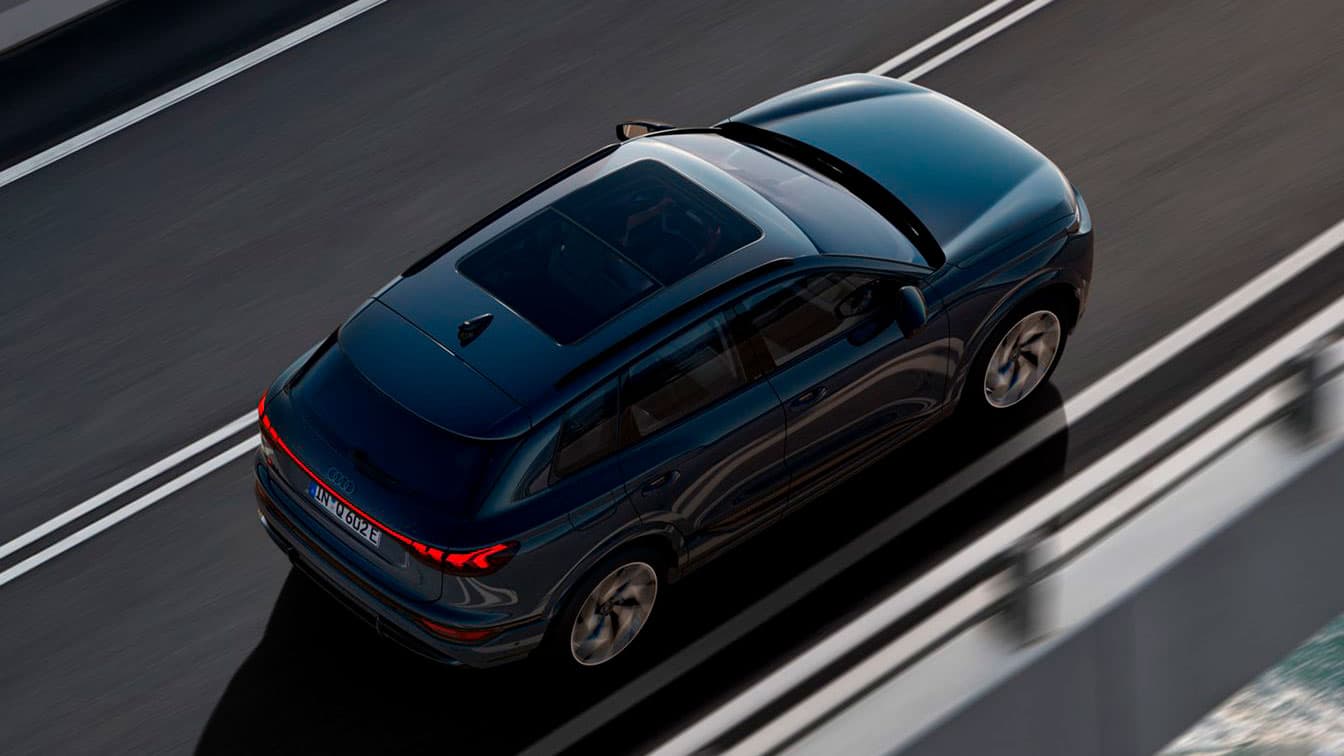 Audi Q6 ajamassa, kuvattu ilmasta