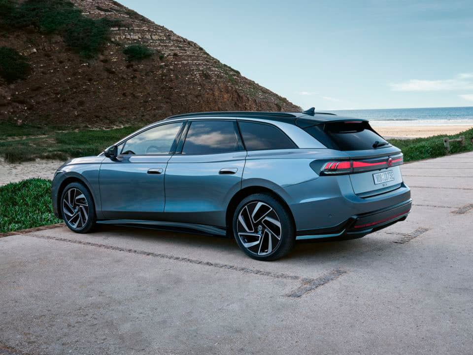 Volkswagen ID.7 Tourer takaa sivusta